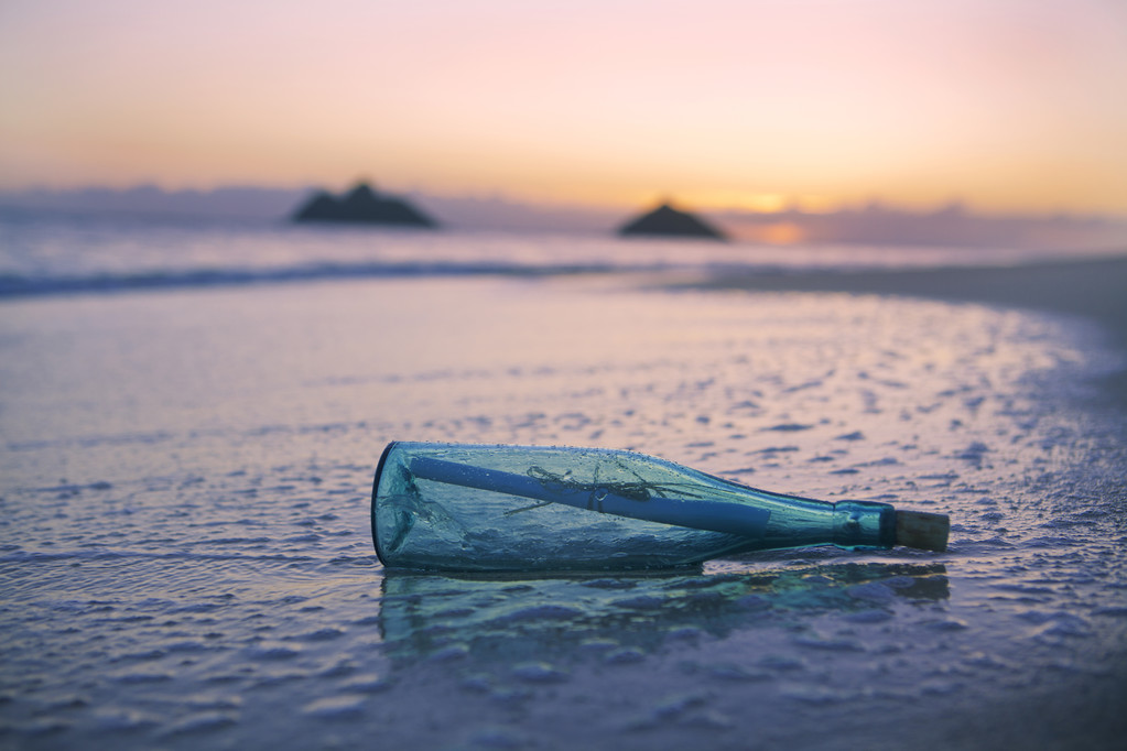 海滩上的瓶子里的信息