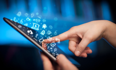 手指指向在 tablet pc 上，社交媒體的概念