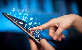 手指指向在 tablet pc 上，社交媒体的概念