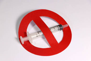 针筒白色底色上无红色或红色符号的注射器
