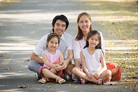 快乐亚洲家庭坐在公园