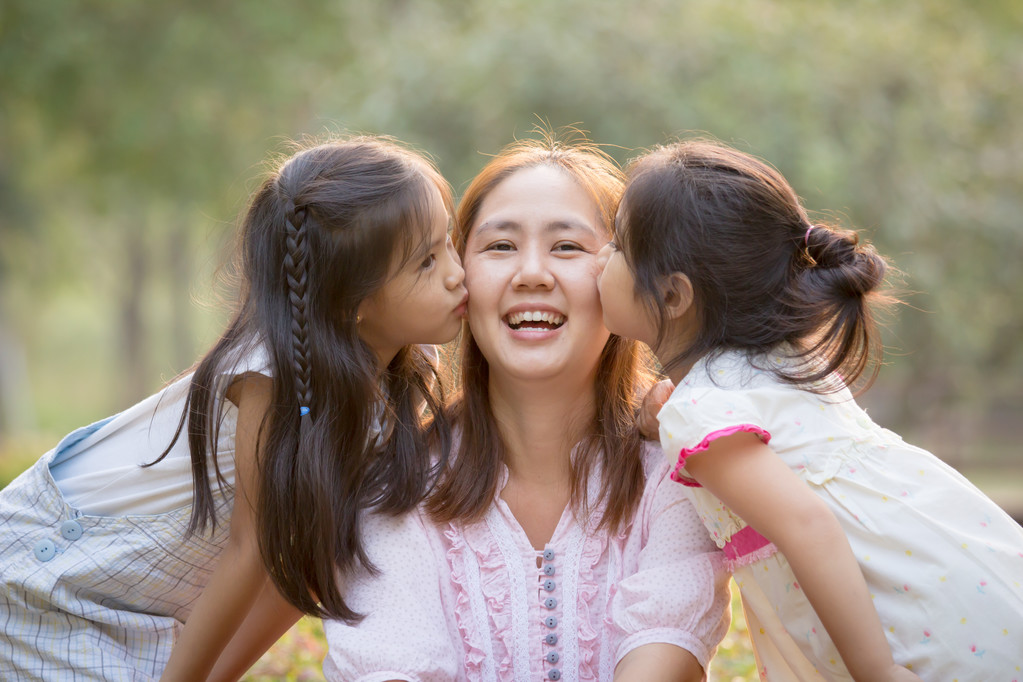 带着笑容的亚洲母亲的肖像图片