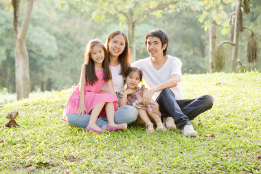 公園里快樂的亞洲家庭圖片