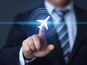 商人手指，通过触摸屏幕飞机按钮选择一个航班