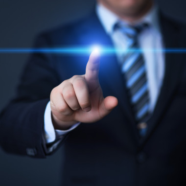 商人接触虚拟屏幕上按下按钮图片