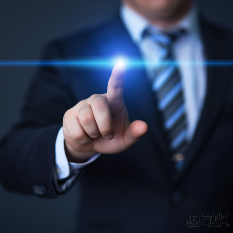商人接觸虛擬屏幕上按下按鈕圖片