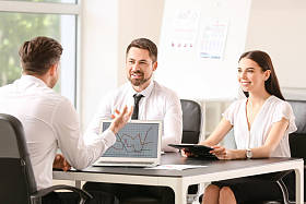 在办公室工作的商人图片