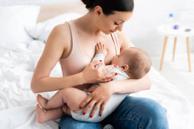 在臥室里照看哺乳期男嬰 圖片