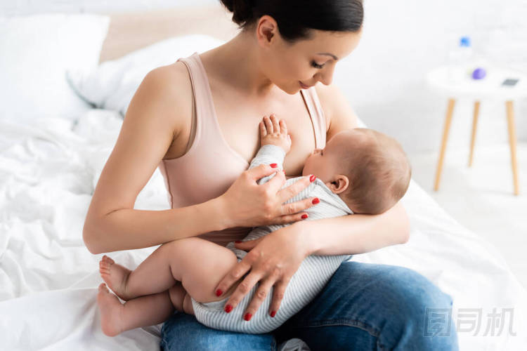 在臥室里照看哺乳期男嬰 圖片