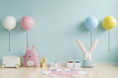 孩子們房間里的壁爐墻是藍(lán)色的，背景是藍(lán)色的