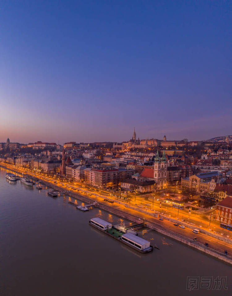 冬季對(duì)Buda山的St.Anne教堂市場(chǎng)大廳和漁民堡壘的無人駕駛飛機(jī)射擊
