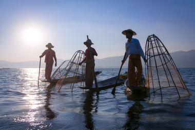 由網在緬甸的傳統(tǒng)捕魚圖片