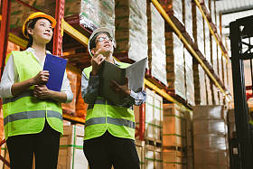 亚洲工程师经理形象与仓库工程师检查员商榷