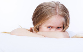 躺在床上的女孩