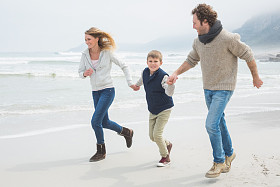 šť astna Rodina tř I běž I na PLA ž I happy family, three on the beach