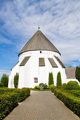 丹麦Bornholm岛Osterlars教堂周围