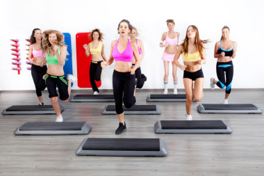 婦女在踏步機(jī)上的組