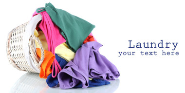 孤立在白色的木制籃子里的衣服