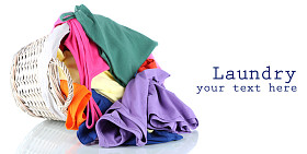 孤立在白色的木制篮子里的衣服