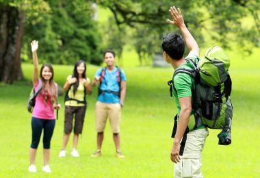 和朋友一起在公園露營的年輕人