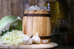 新鲜和腌制白菜 （酸菜） 木桶、 木桌背景组成