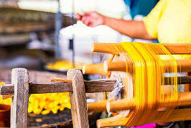 工艺和工艺。丝线的养丝。织物编织工艺中的纱线经纱机。妇女编织和纺制天然彩线或纱线的手