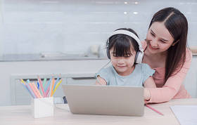 Mothers and girls in Asia are using the Internet to learn to listen to headphones on laptops
