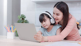 Mothers and girls in Asia are using the Internet to learn to listen to headphones on laptops