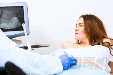 孕婦在醫(yī)生診所的接待