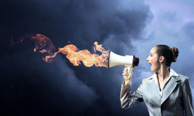 大聲地對著擴音器的女商人照片