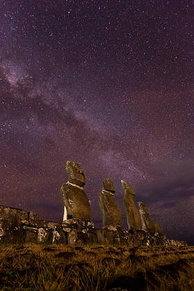 Moais in Ahu Vai Uri, Tahai Archaeological Complex, Rapa Nui National Park, Easter Island in the night.智利