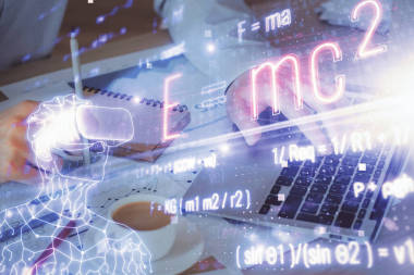 科学公式全息图与人在计算机背景下工作。教育概念。加倍暴露