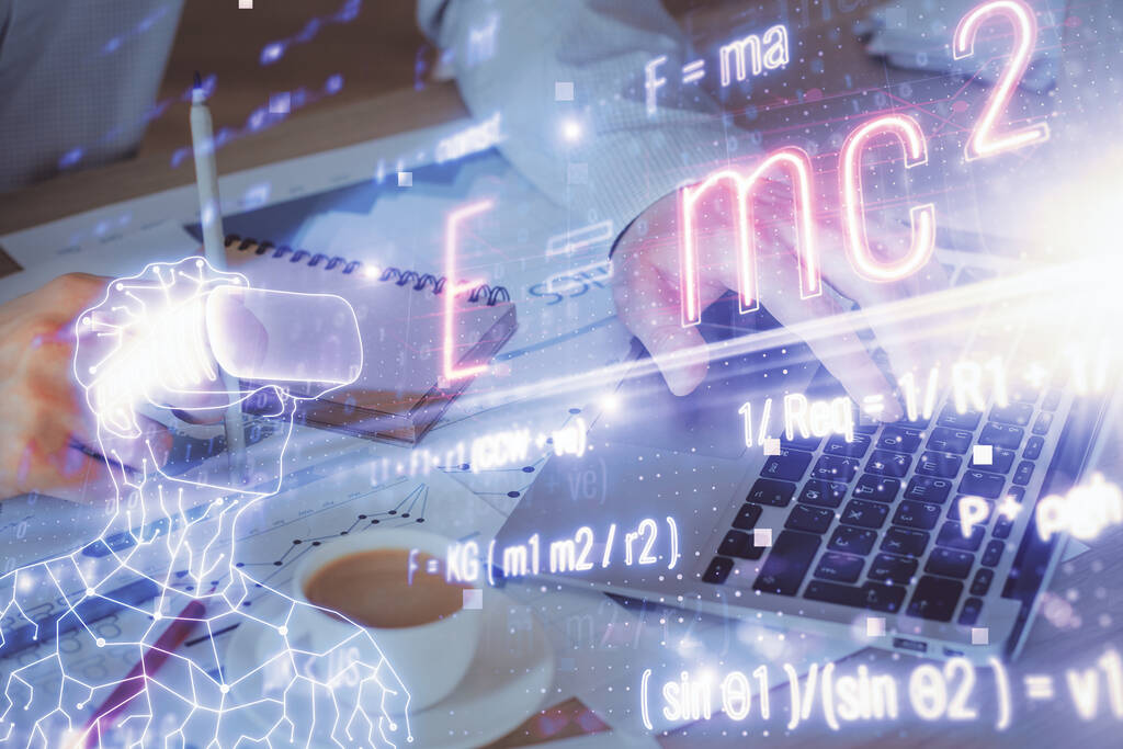 科学公式全息图与人在计算机背景下工作。教育概念。加倍暴露 科学公式全息图与人在计算机背景下工作。教育概念。加倍暴露