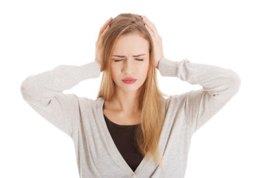 美麗的休閑女人捂著耳朵.圖片