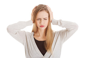 美丽的休闲女人捂着耳朵.图片