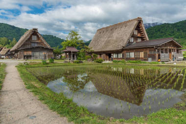 春時(shí)節(jié)日本的白川古村
