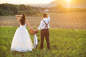 新娘和新郎的白色婚礼自行车图片