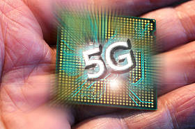 男人手中的微处理器上的5G字。现代电路、高速移动互联网和下一代网络技术中5G网络通信的概念