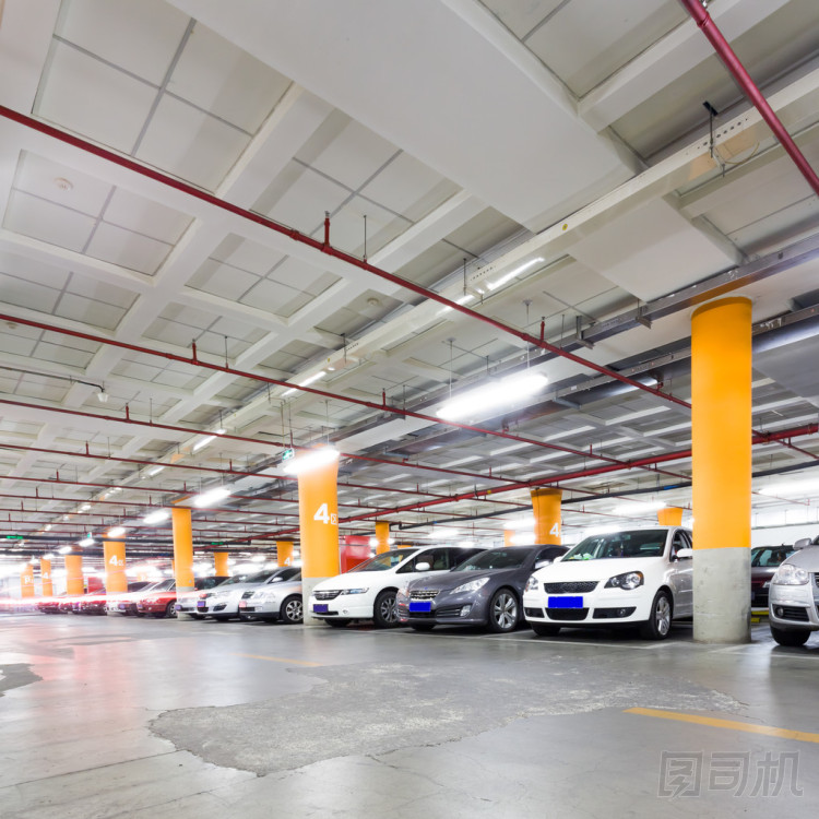 地下室內(nèi)裝飾和幾輛車的停車庫