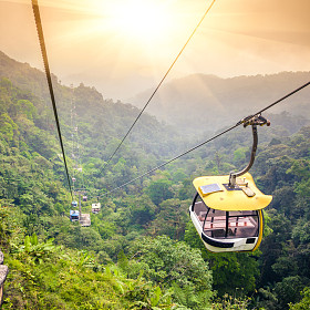 架空索道在热带丛林山区向上移动
