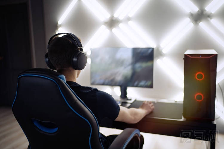 專業(yè)游戲玩家在夜間玩網(wǎng)絡(luò)游戲       