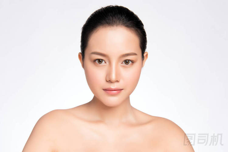 年輕美麗、面帶微笑、皮膚潔白、與皮膚保健理念相分離的亞洲年輕女子的特寫