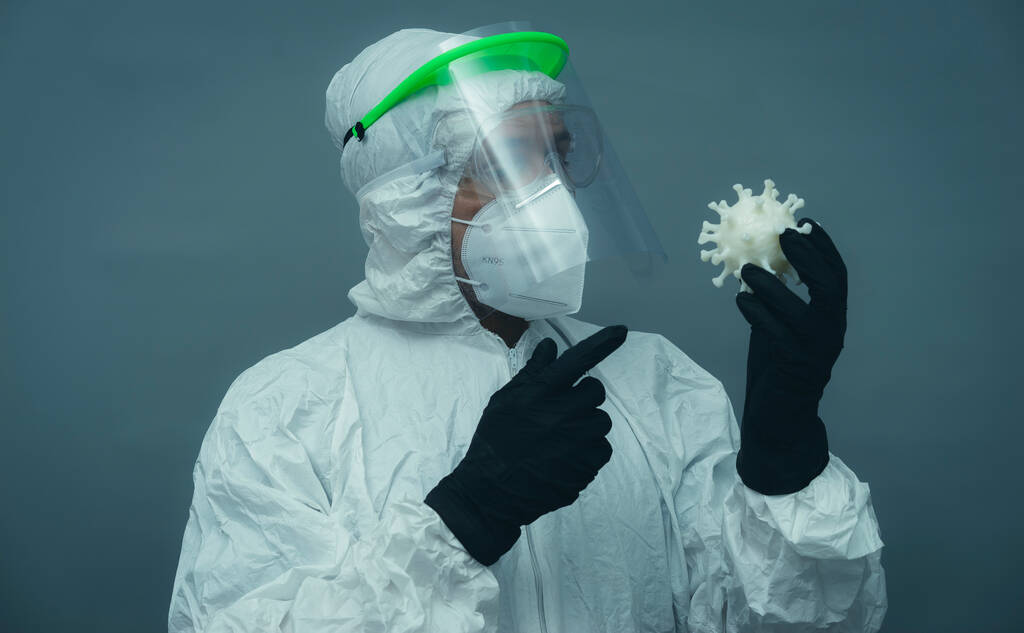 Covid19,带防护面罩、眼镜和卫生面罩的护士。灰度和中性背景下的头孢病毒和治疗概念 Covid19,带防护面罩、眼镜和卫生面罩的护士。灰度和中性背景下的头孢病毒和治疗概念