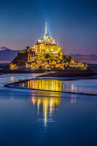 法国北部诺曼底黄昏时分，在美丽的暮色中，著名的圣米歇尔山潮汐岛的经典风景