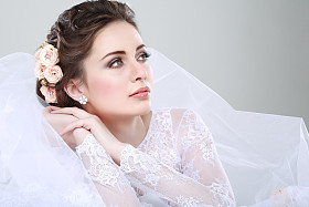 美丽的新娘的画像。婚纱礼服。婚礼装饰