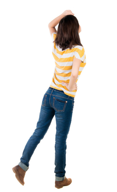 回观站年轻美丽的黑发女人黄色