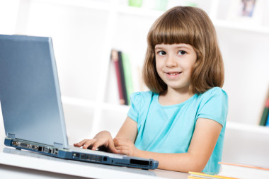 小女孩用的筆記本電腦