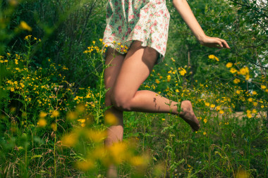 在夏季戶外跳舞的那個姑娘的一條腿的特寫鏡頭