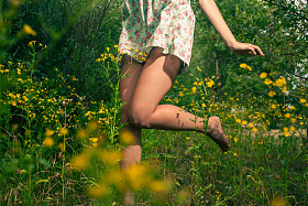 在夏季户外跳舞的那个姑娘的一条腿的特写镜头