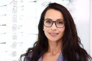 女顧問(wèn)站在光學(xué)展示臺(tái)旁邊